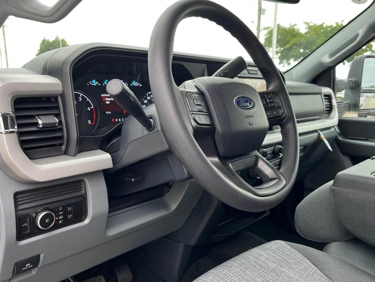 2027 Ford F-350 XLT Photo