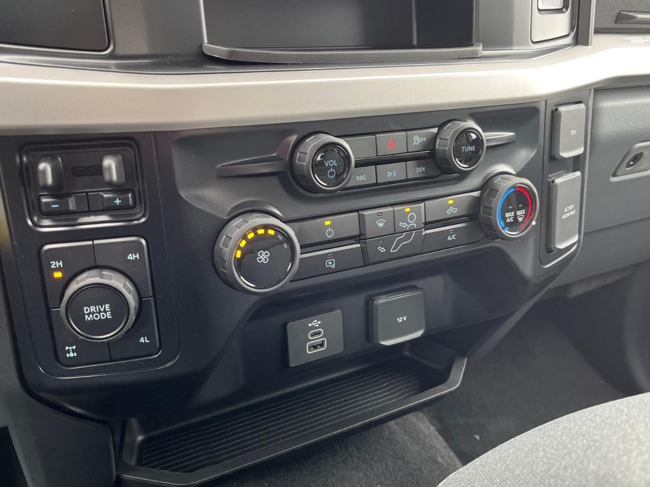 2027 Ford F-350 XLT Photo
