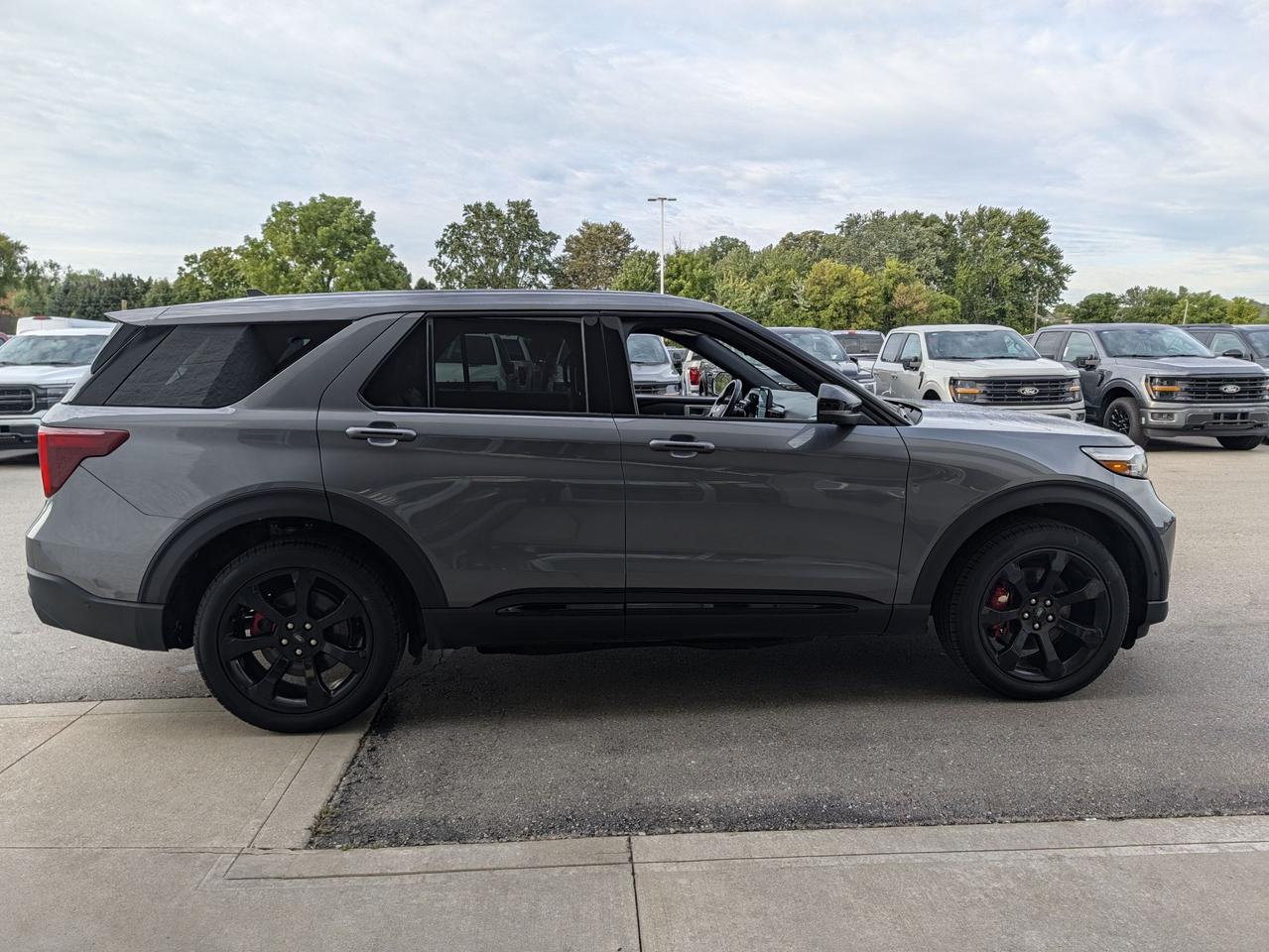 2022 Ford Explorer ST 4WD Photo3
