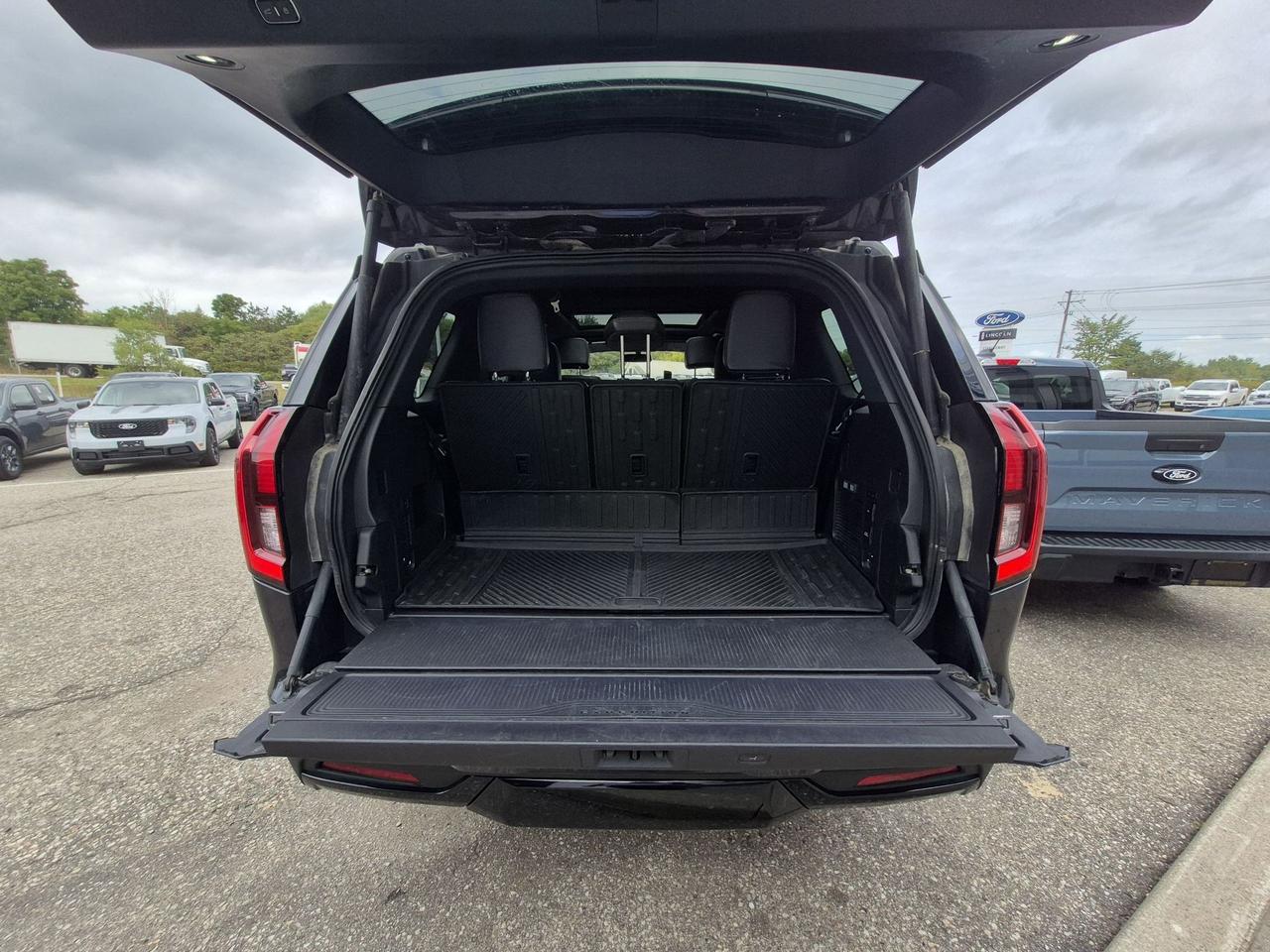 2025 Ford Expedition TREMOR! LEATHER, PANO ROOF, RE-FRESHED DESIGN! Photo