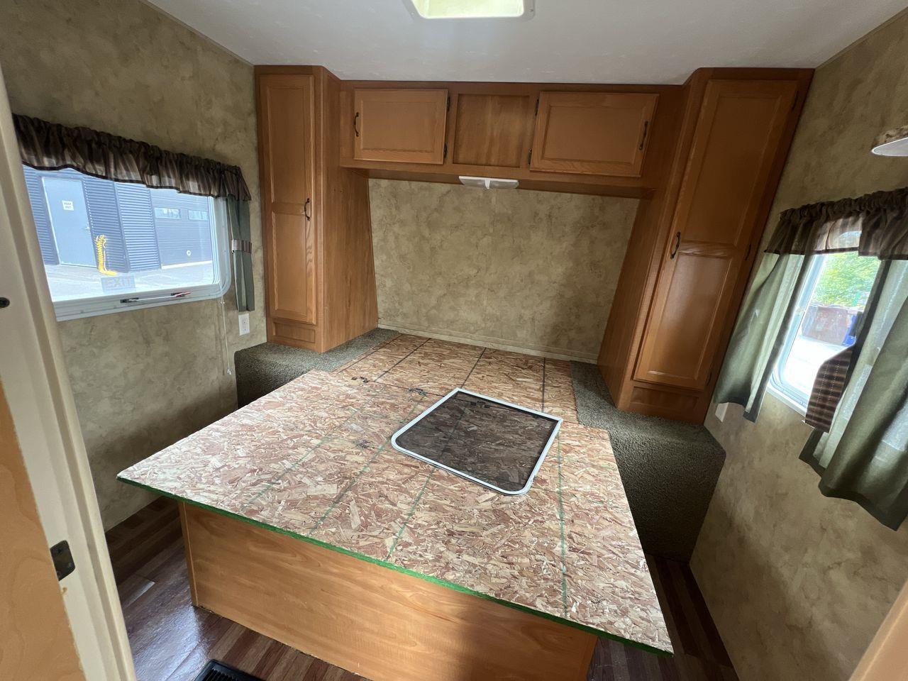 2008 Keystone COMPANY HIDEOUT 27 B CAMPING TRAILER!! UNIT LENGHT 24FT, 5 SLEEPS, 1 BATH, 1 COUCH, MICROWAVE, FRIDGE, STOVE, A/C!! Photo