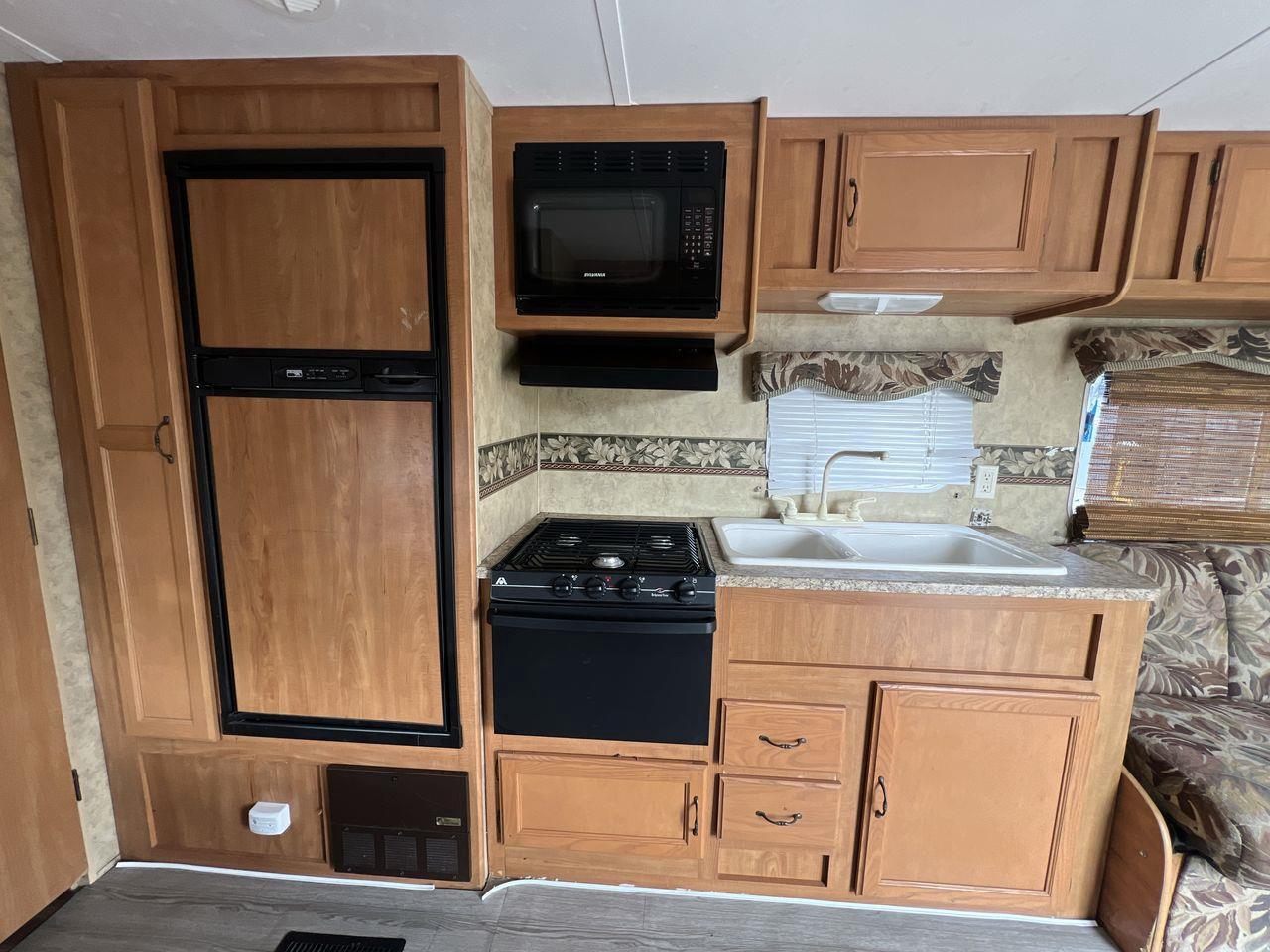 2008 Keystone COMPANY HIDEOUT 27 B CAMPING TRAILER!! UNIT LENGHT 24FT, 5 SLEEPS, 1 BATH, 1 COUCH, MICROWAVE, FRIDGE, STOVE, A/C!! Photo