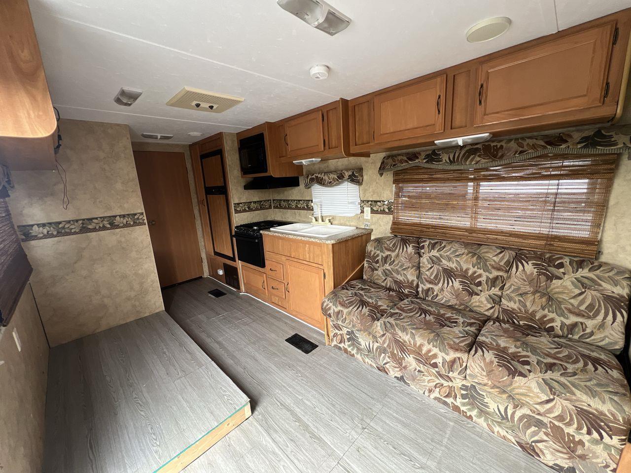 2008 Keystone COMPANY HIDEOUT 27 B CAMPING TRAILER!! UNIT LENGHT 24FT, 5 SLEEPS, 1 BATH, 1 COUCH, MICROWAVE, FRIDGE, STOVE, A/C!! Photo3