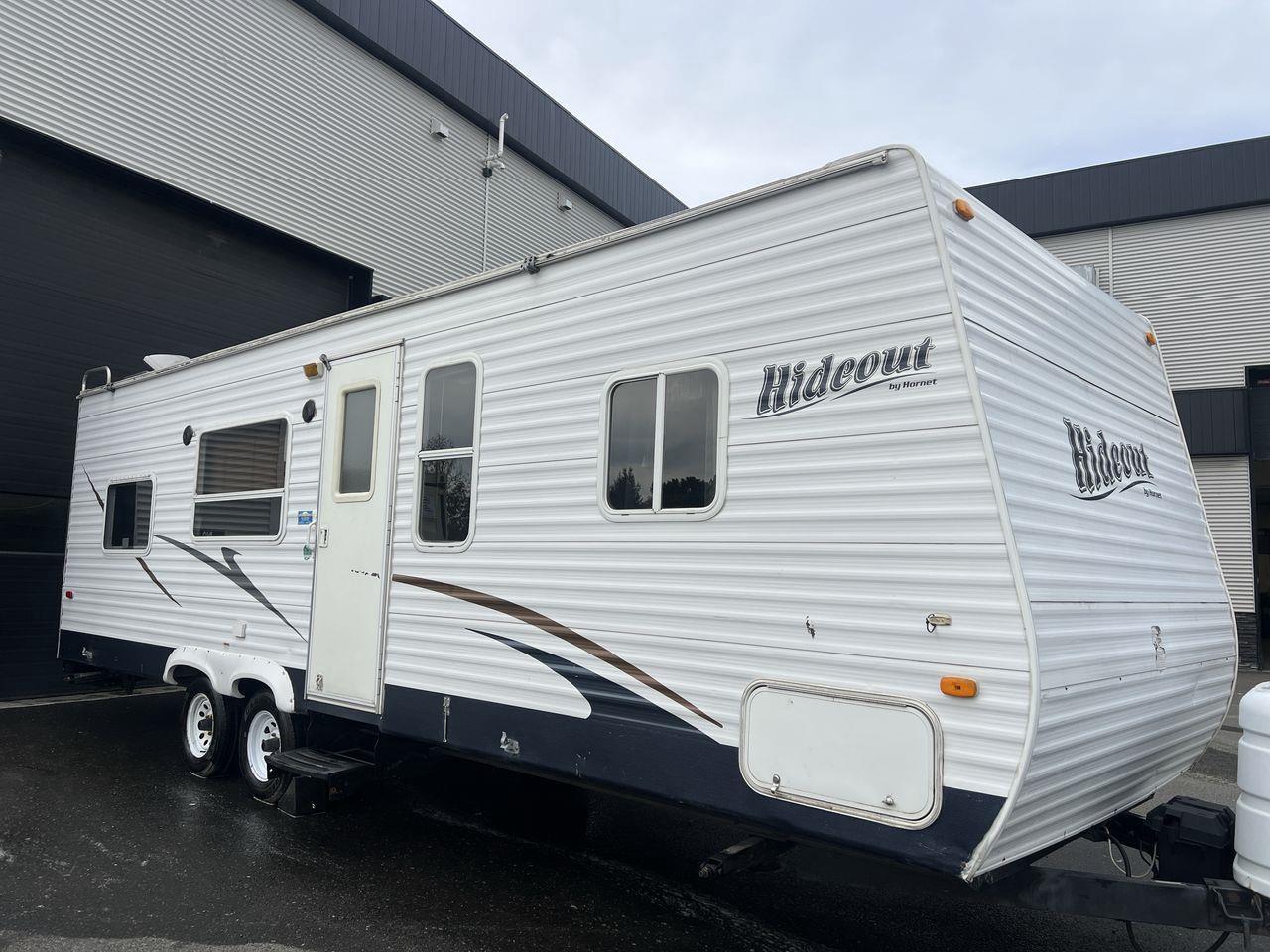 2008 Keystone COMPANY HIDEOUT 27 B CAMPING TRAILER!! UNIT LENGHT 24FT, 5 SLEEPS, 1 BATH, 1 COUCH, MICROWAVE, FRIDGE, STOVE, A/C!! Photo