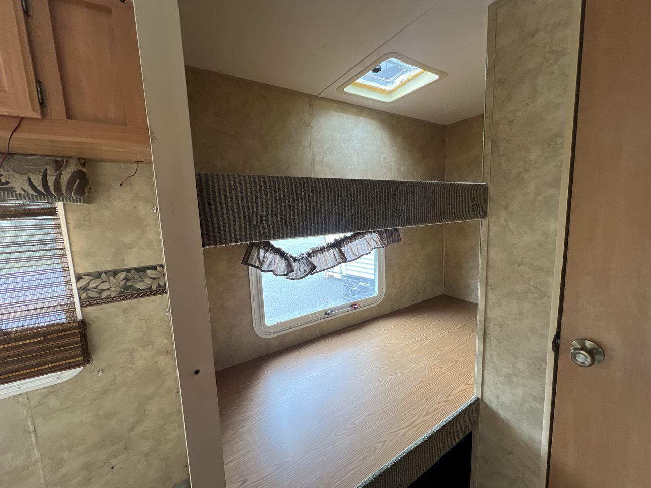 2008 Keystone COMPANY HIDEOUT 27 B CAMPING TRAILER!! UNIT LENGHT 24FT, 5 SLEEPS, 1 BATH, 1 COUCH, MICROWAVE, FRIDGE, STOVE, A/C!! Photo