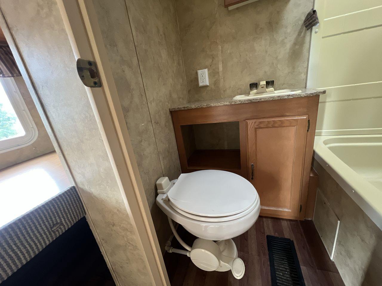 2008 Keystone COMPANY HIDEOUT 27 B CAMPING TRAILER!! UNIT LENGHT 24FT, 5 SLEEPS, 1 BATH, 1 COUCH, MICROWAVE, FRIDGE, STOVE, A/C!! Photo