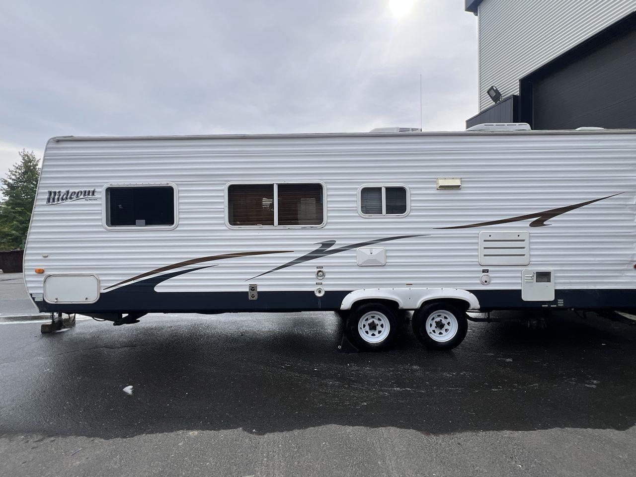 2008 Keystone COMPANY HIDEOUT 27 B CAMPING TRAILER!! UNIT LENGHT 24FT, 5 SLEEPS, 1 BATH, 1 COUCH, MICROWAVE, FRIDGE, STOVE, A/C!! Photo