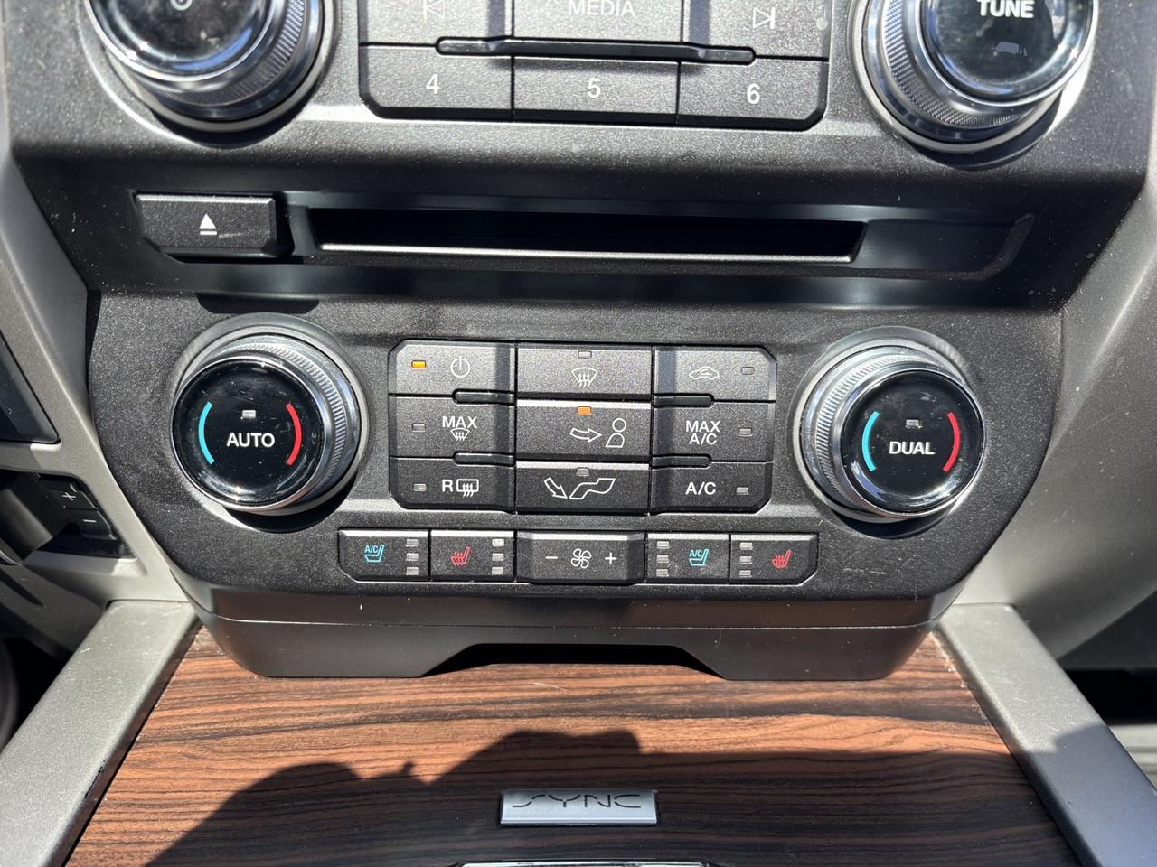 2016 Ford F-150 Lariat Photo