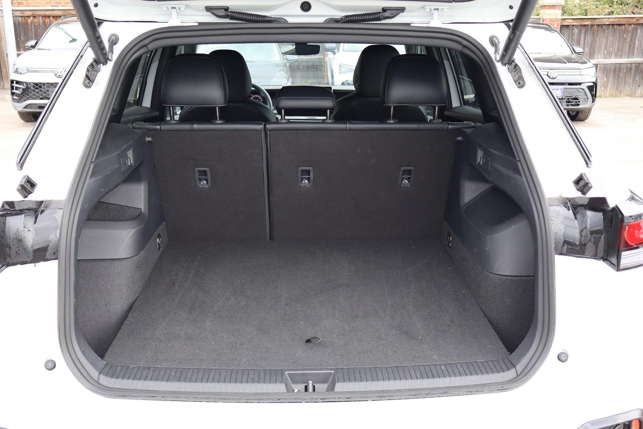 2026 Volkswagen Tiguan Comfortline R-Line Black Edition 4MOTION Photo