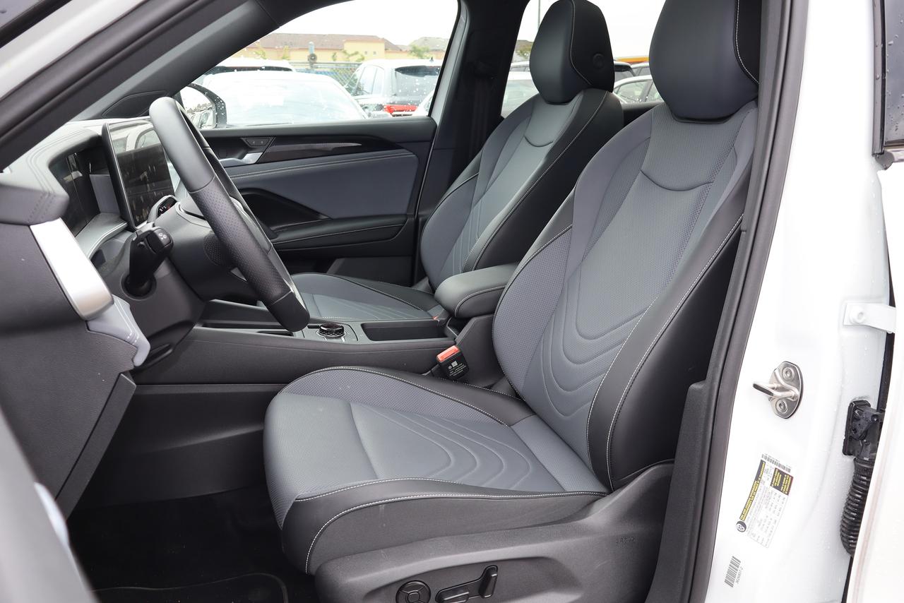 2026 Volkswagen Tiguan Comfortline R-Line Black Edition 4MOTION Photo