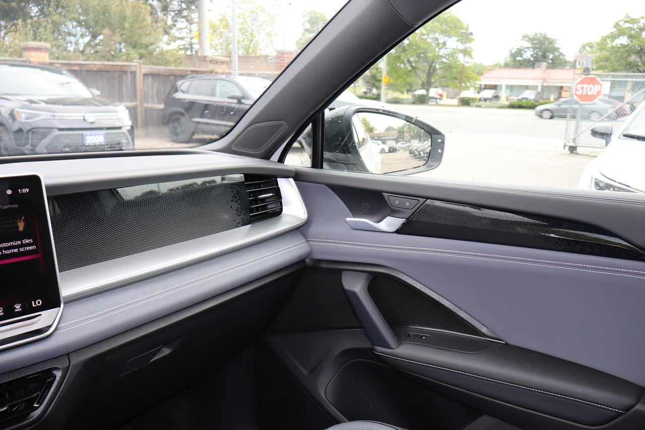 2026 Volkswagen Tiguan Comfortline R-Line Black Edition 4MOTION Photo