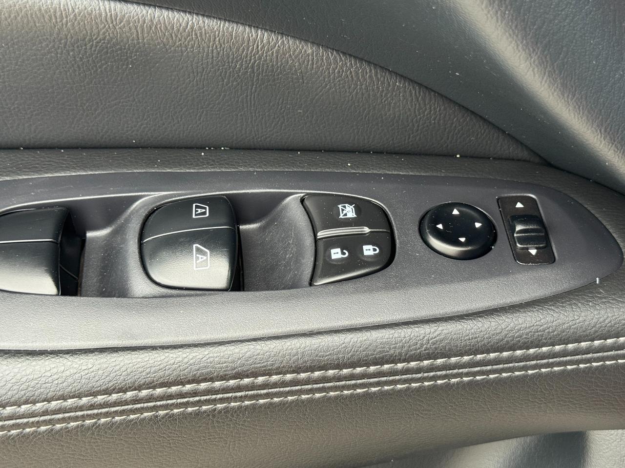 2019 Nissan Pathfinder SV Tech 7 Passenger 4WD+CLEAN CARFAX+GPS Photo