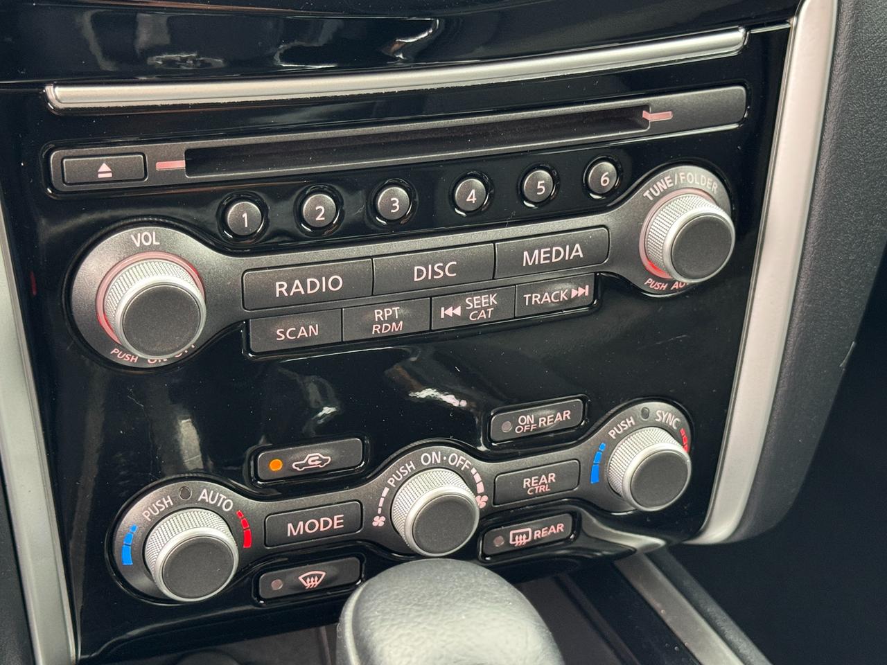 2019 Nissan Pathfinder SV Tech 7 Passenger 4WD+CLEAN CARFAX+GPS Photo