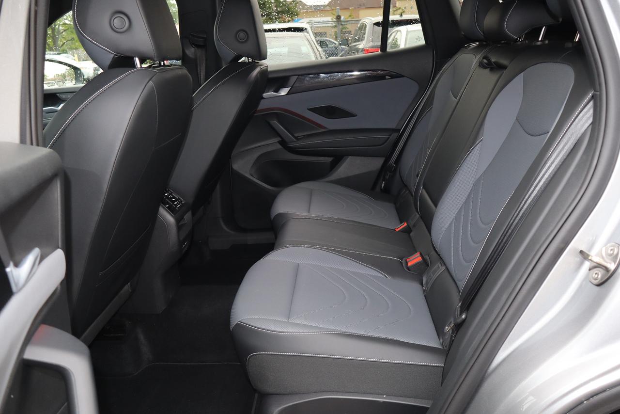 2026 Volkswagen Tiguan Comfortline R-Line Black Edition 4MOTION Photo
