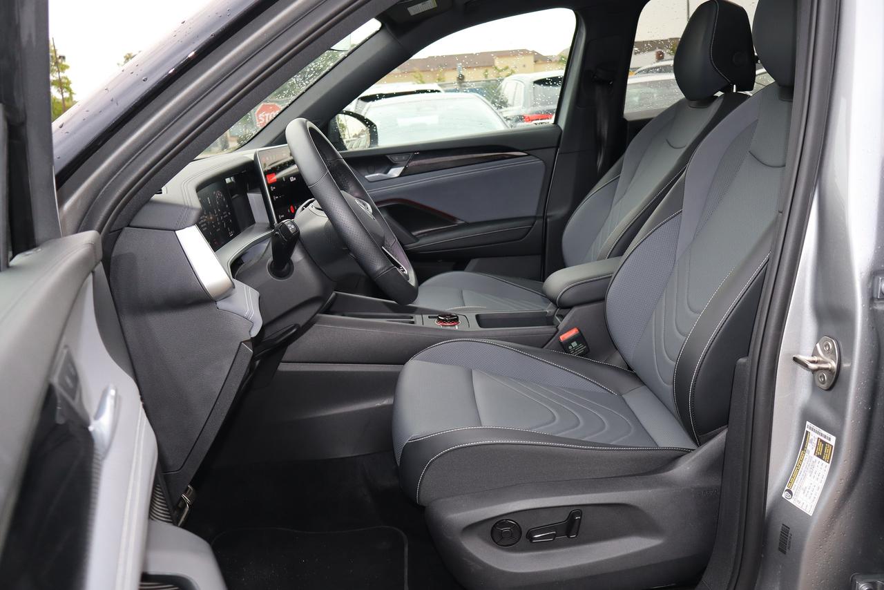 2026 Volkswagen Tiguan Comfortline R-Line Black Edition 4MOTION Photo