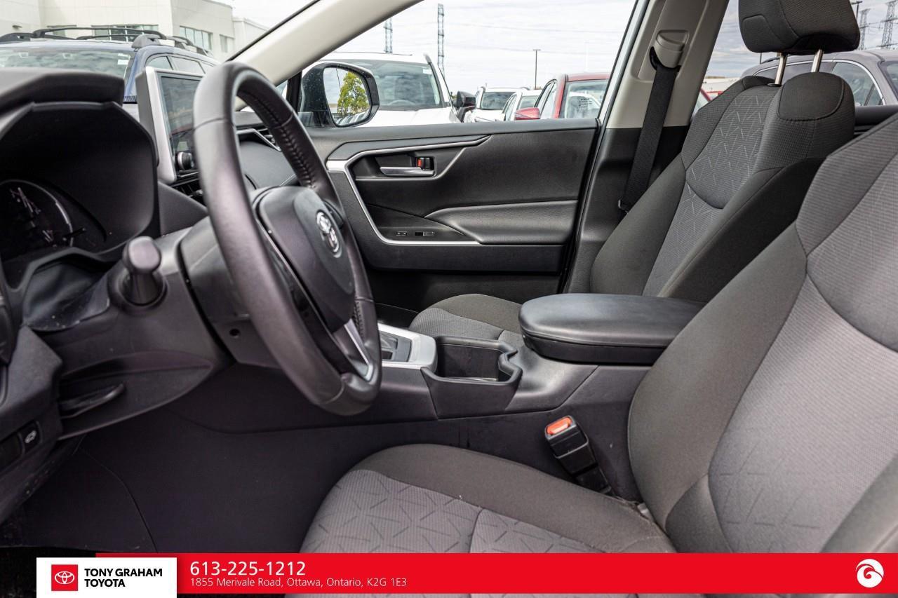 2025 Toyota RAV4 XLE Photo