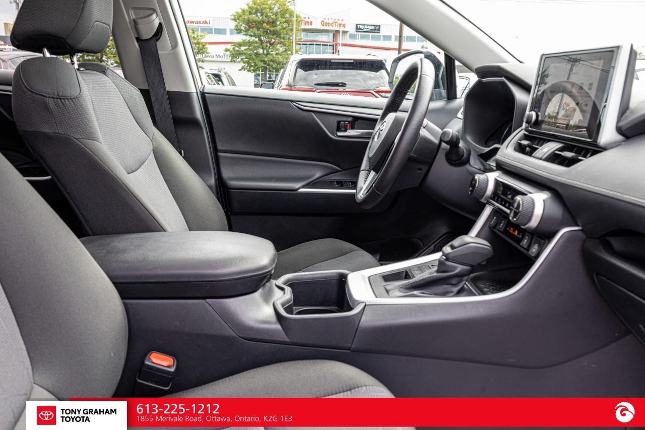 2025 Toyota RAV4 XLE Photo