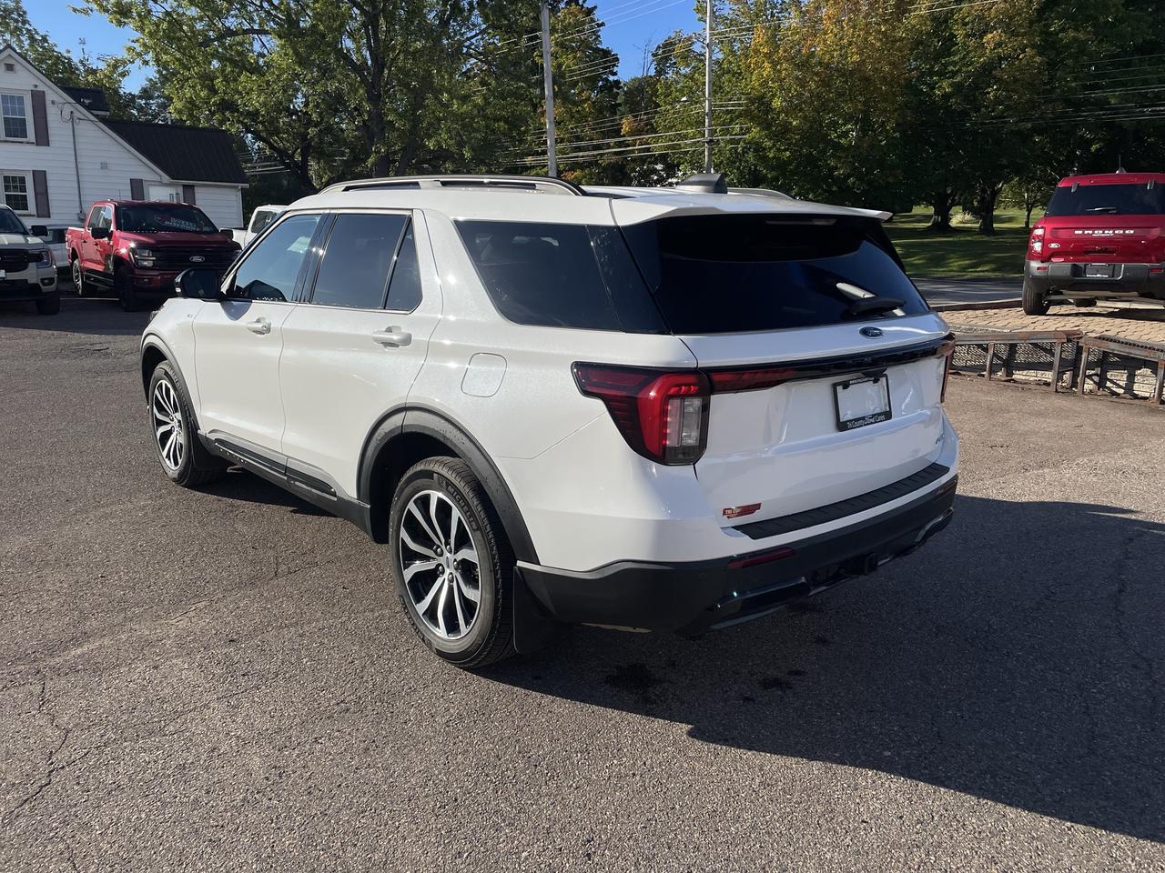 2025 Ford Explorer ST-Line Photo4