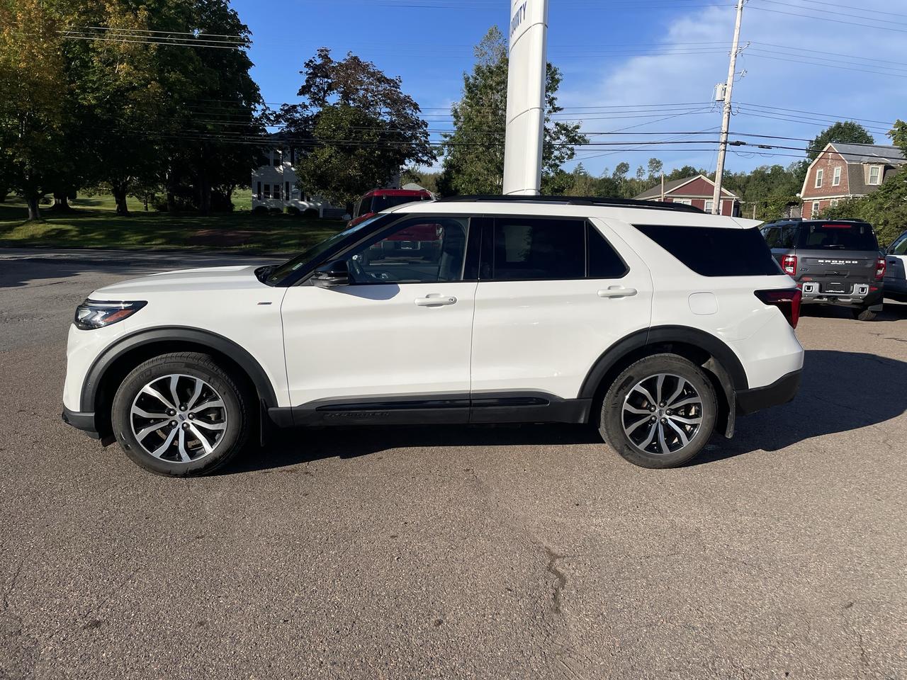 2025 Ford Explorer ST-Line Photo3