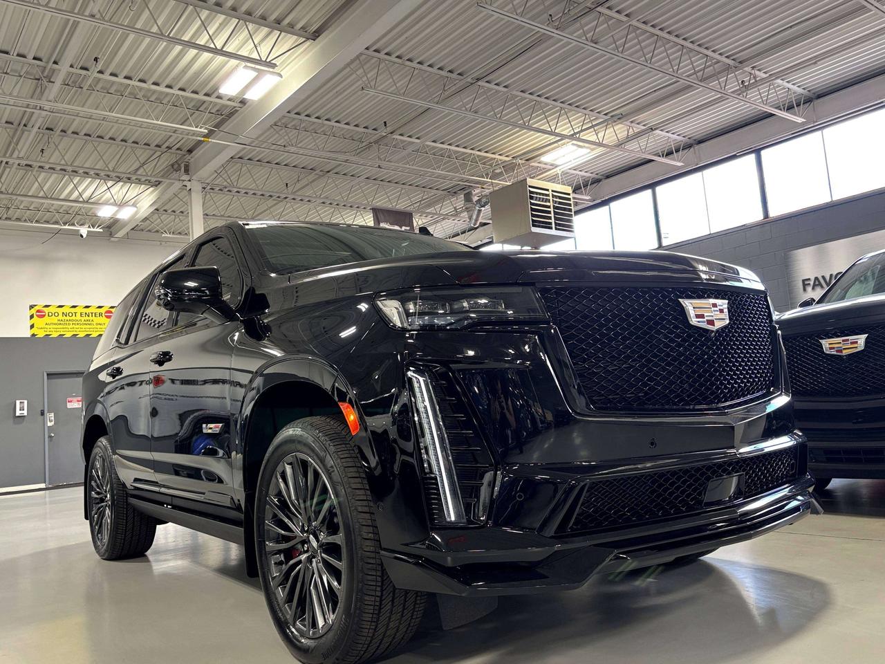 2024 Cadillac Escalade V-Series|AWD|NO LUX TAX|682HP|V8SUPERCHARGED|LT4|+ Photo5