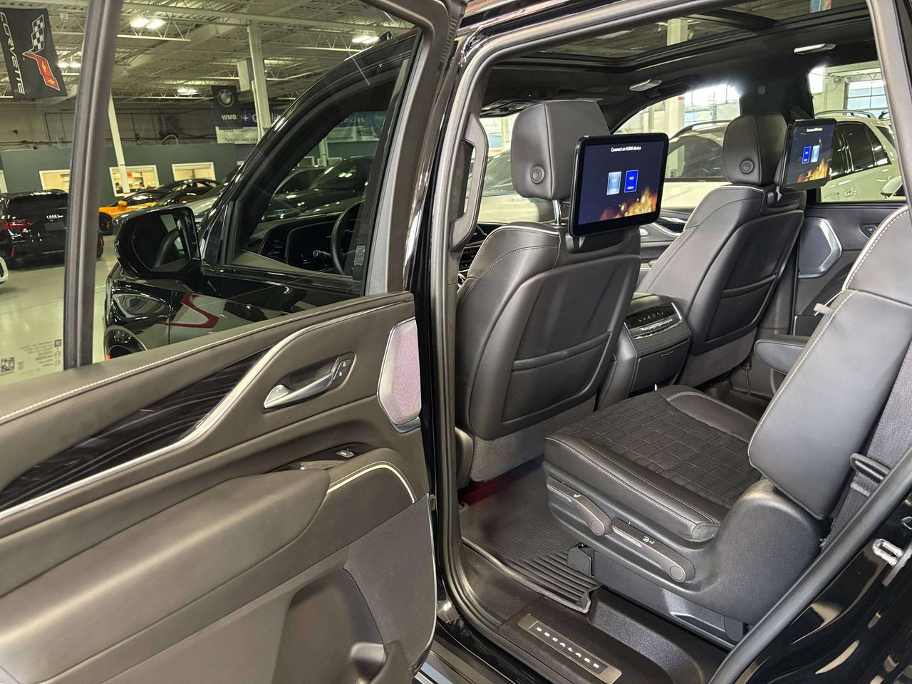 2024 Cadillac Escalade V-Series|AWD|NO LUX TAX|682HP|V8SUPERCHARGED|LT4|+ Photo