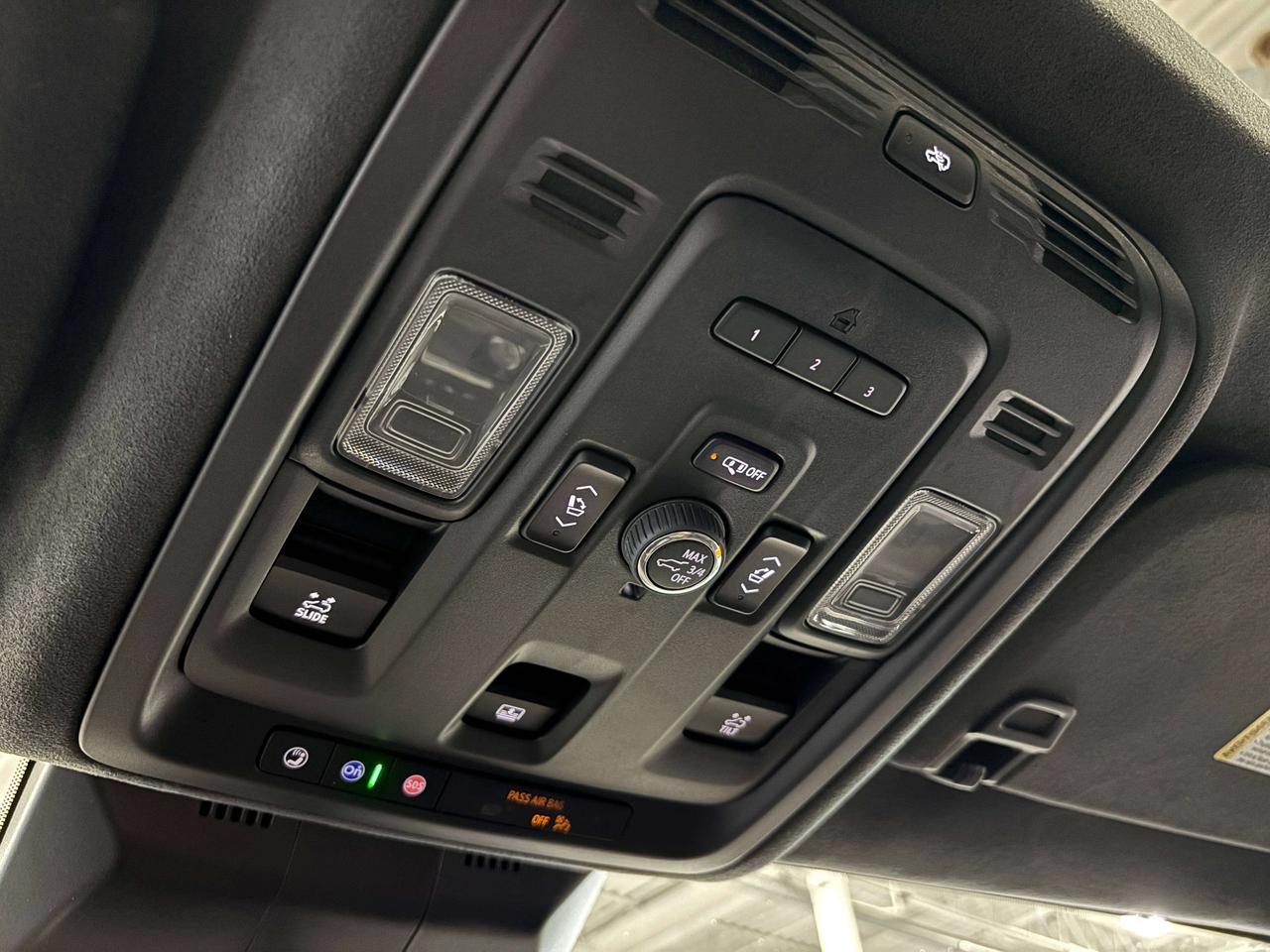 2024 Cadillac Escalade V-Series|AWD|NO LUX TAX|682HP|V8SUPERCHARGED|LT4|+ Photo