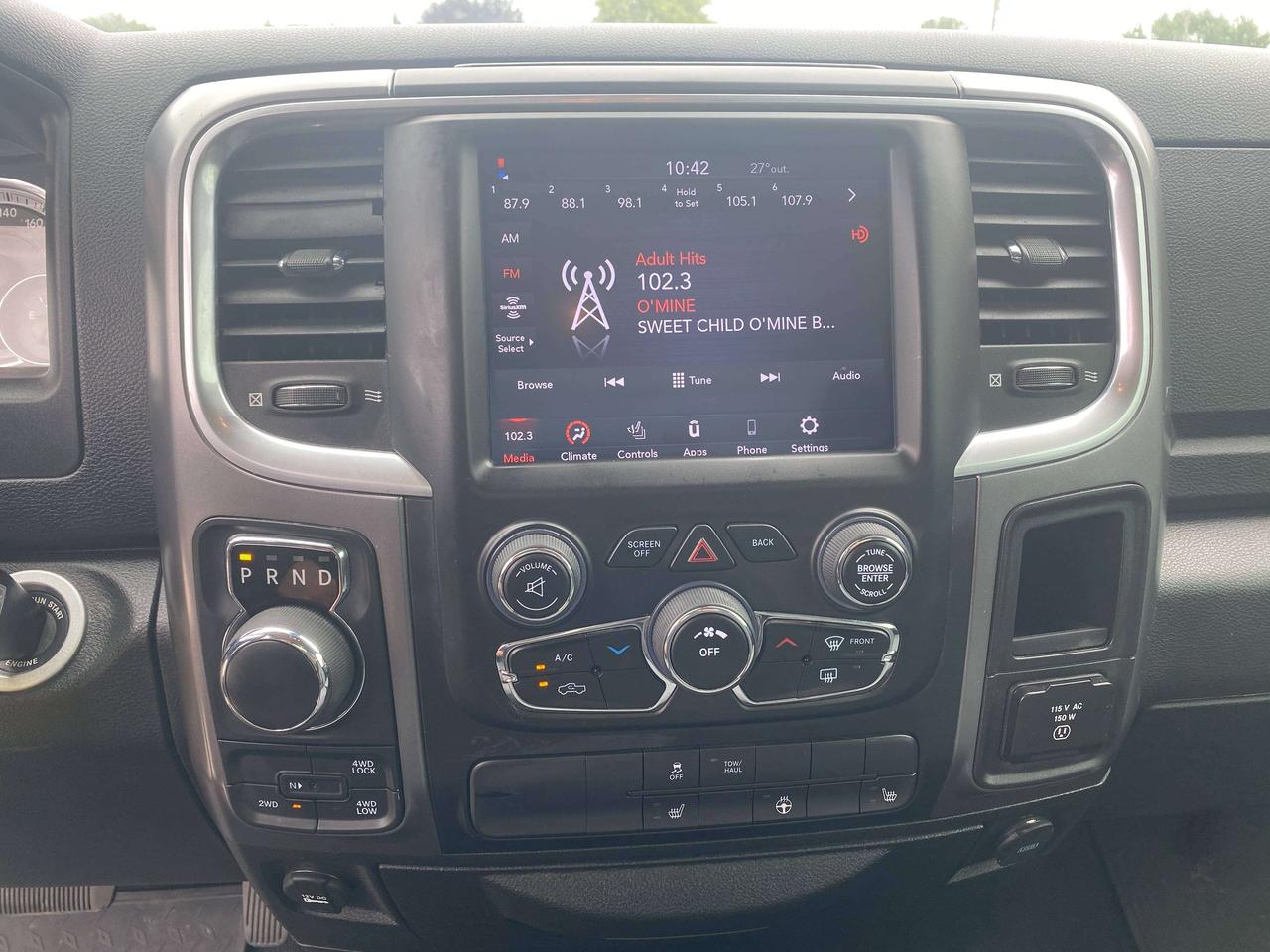 2021 RAM 1500 SLT, 4X4, 6FT BOX, REMOTE START, BACK UP CAMERA! Photo