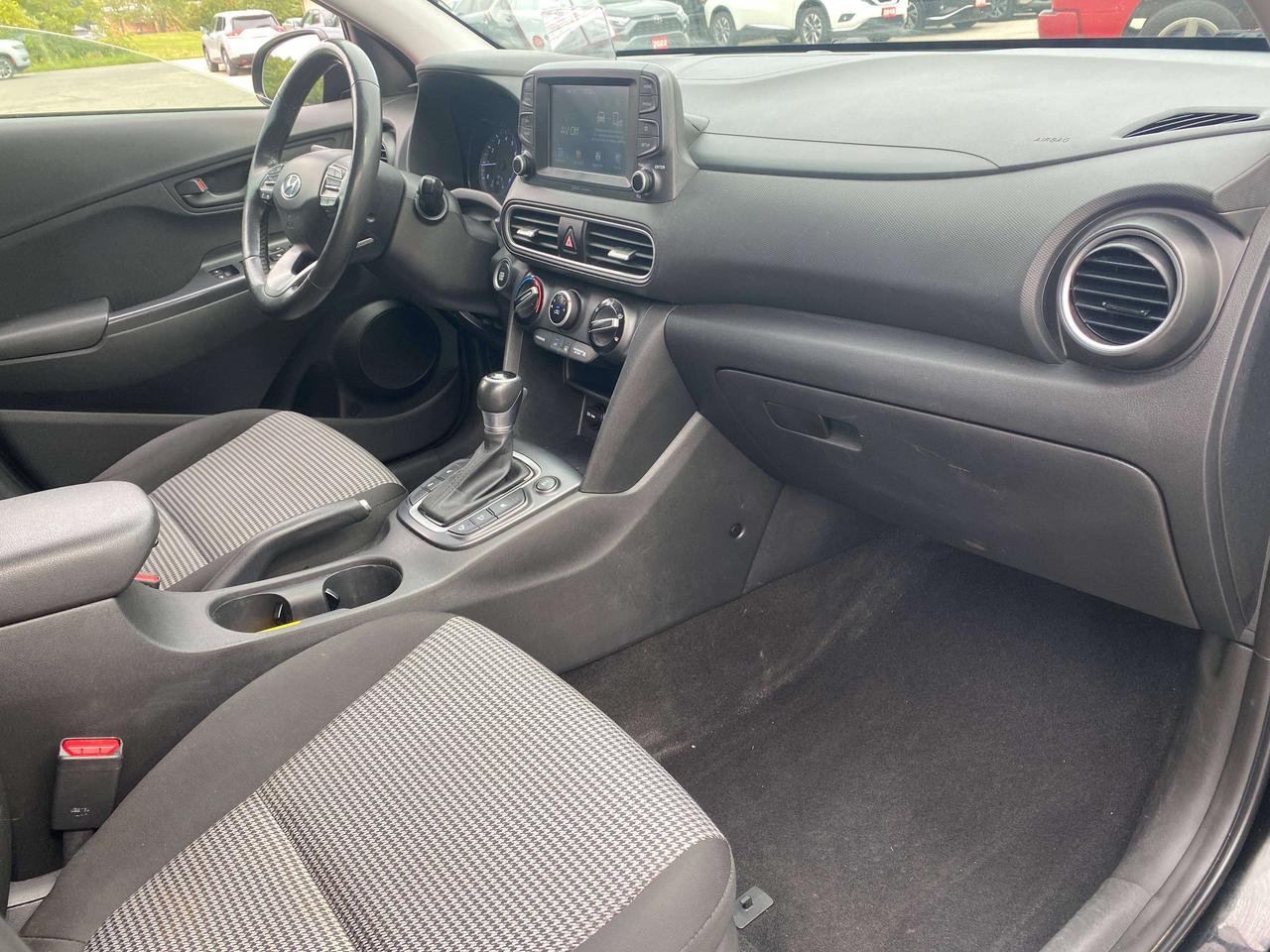 2018 Hyundai KONA TREND, 1.6T, CLEAN CARFAX, AWD, HEATED SEATS! Photo