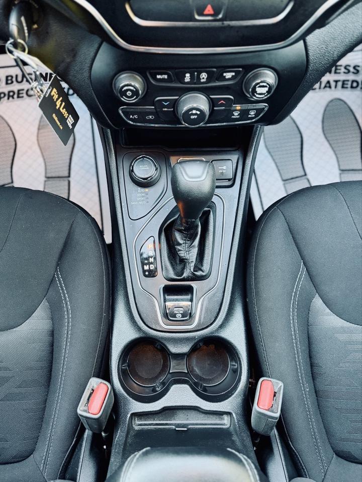 2019 Jeep Cherokee Latitude 4WD Photo