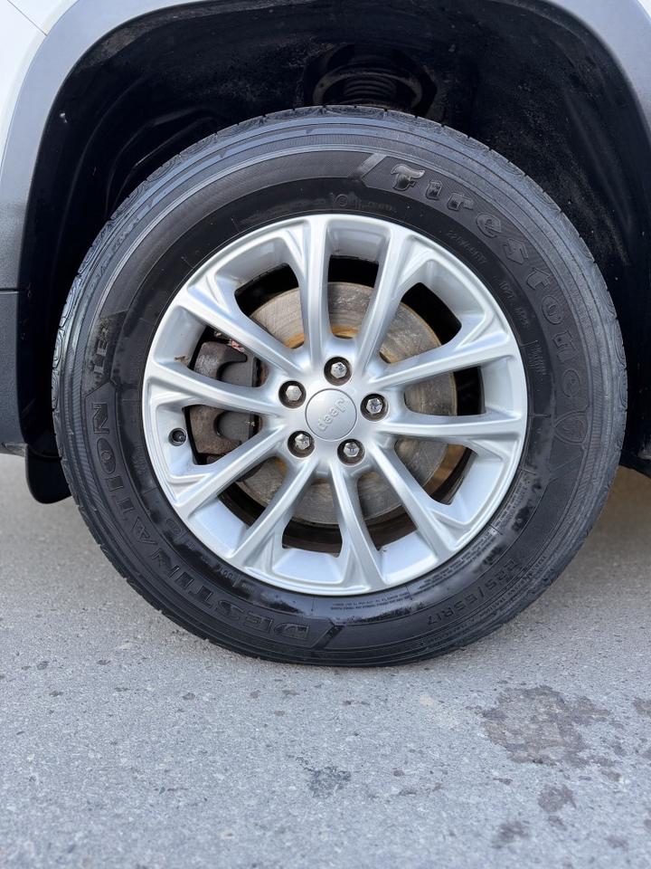 2019 Jeep Cherokee Latitude 4WD Photo