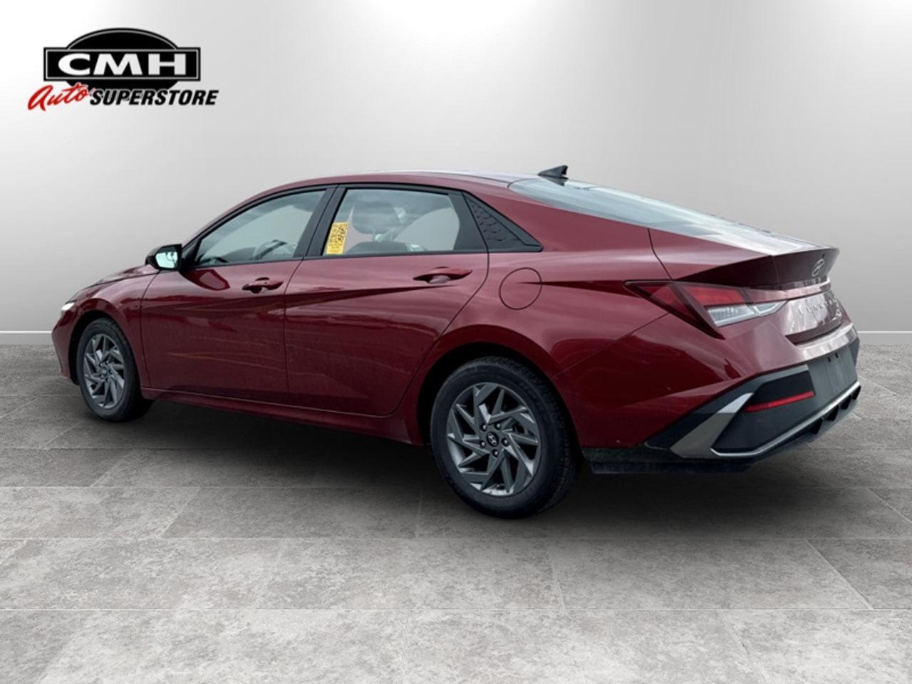 2024 Hyundai Elantra Preferred IVT  **CLEAN CARFAX** Photo3