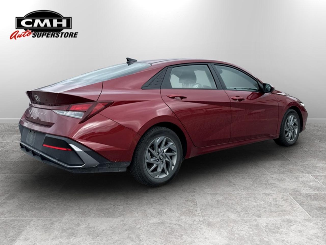 2024 Hyundai Elantra Preferred IVT  **CLEAN CARFAX** Photo