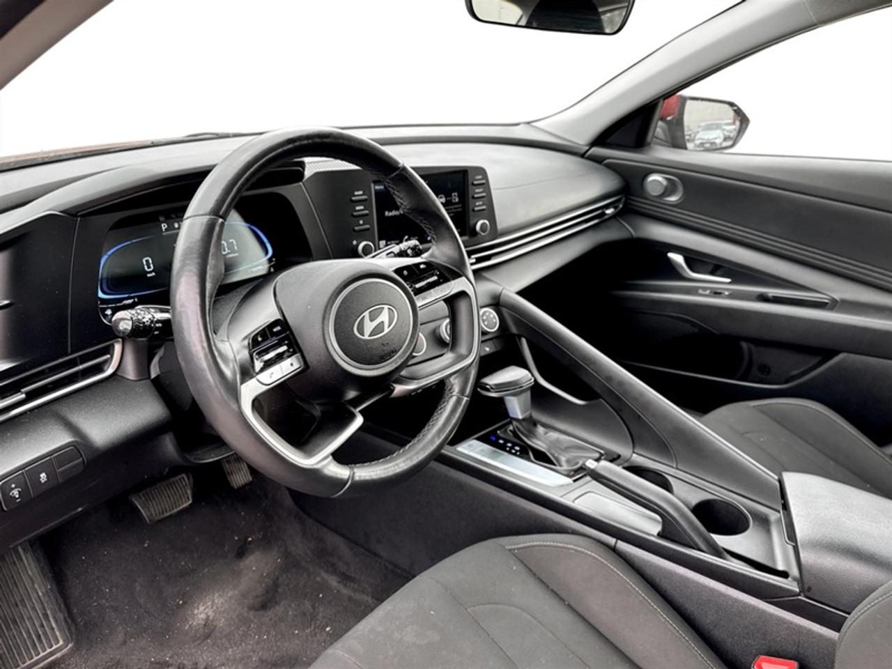 2024 Hyundai Elantra Preferred IVT  **CLEAN CARFAX** Photo
