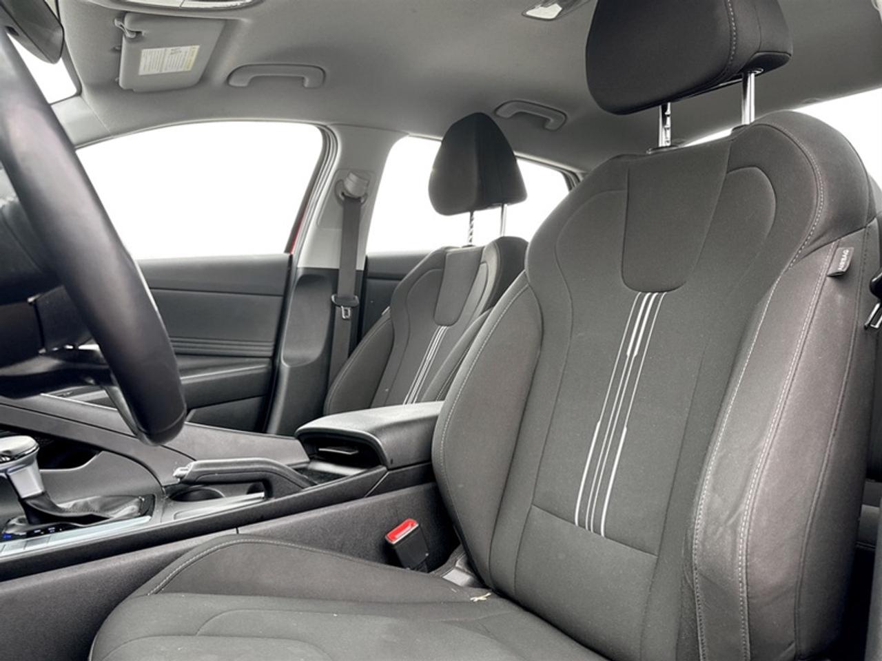 2024 Hyundai Elantra Preferred IVT  **CLEAN CARFAX** Photo