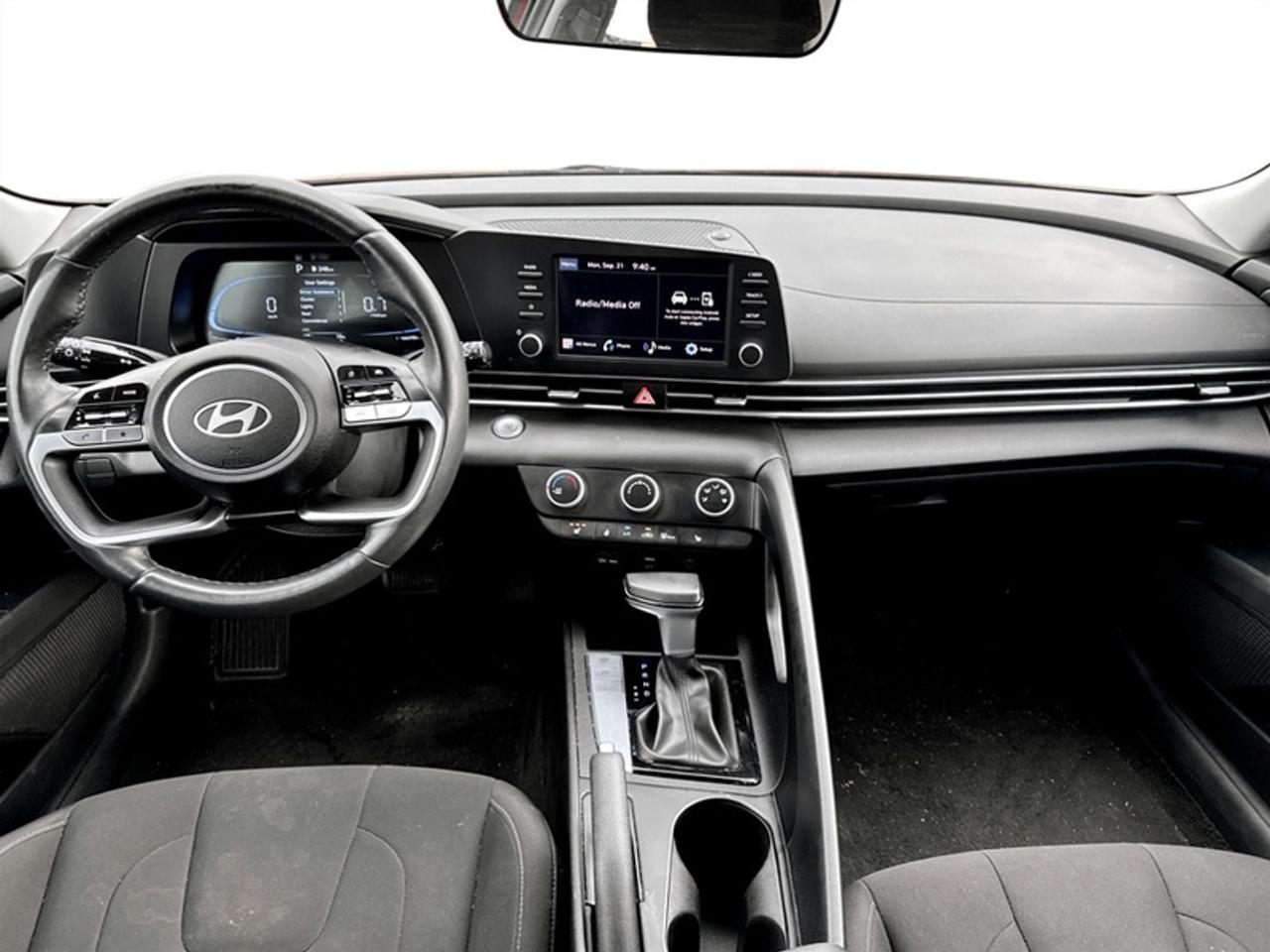 2024 Hyundai Elantra Preferred IVT  **CLEAN CARFAX** Photo