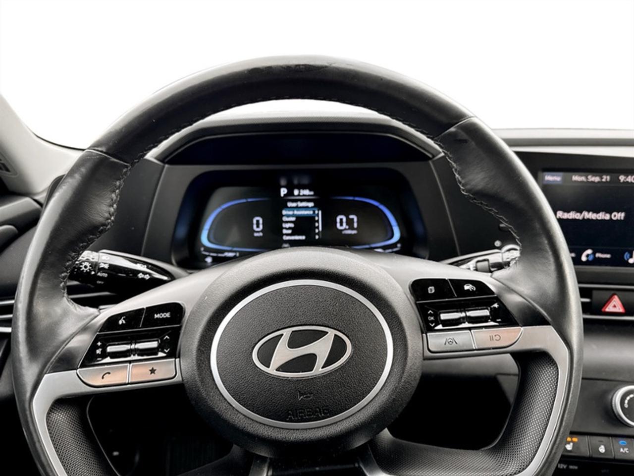 2024 Hyundai Elantra Preferred IVT  **CLEAN CARFAX** Photo