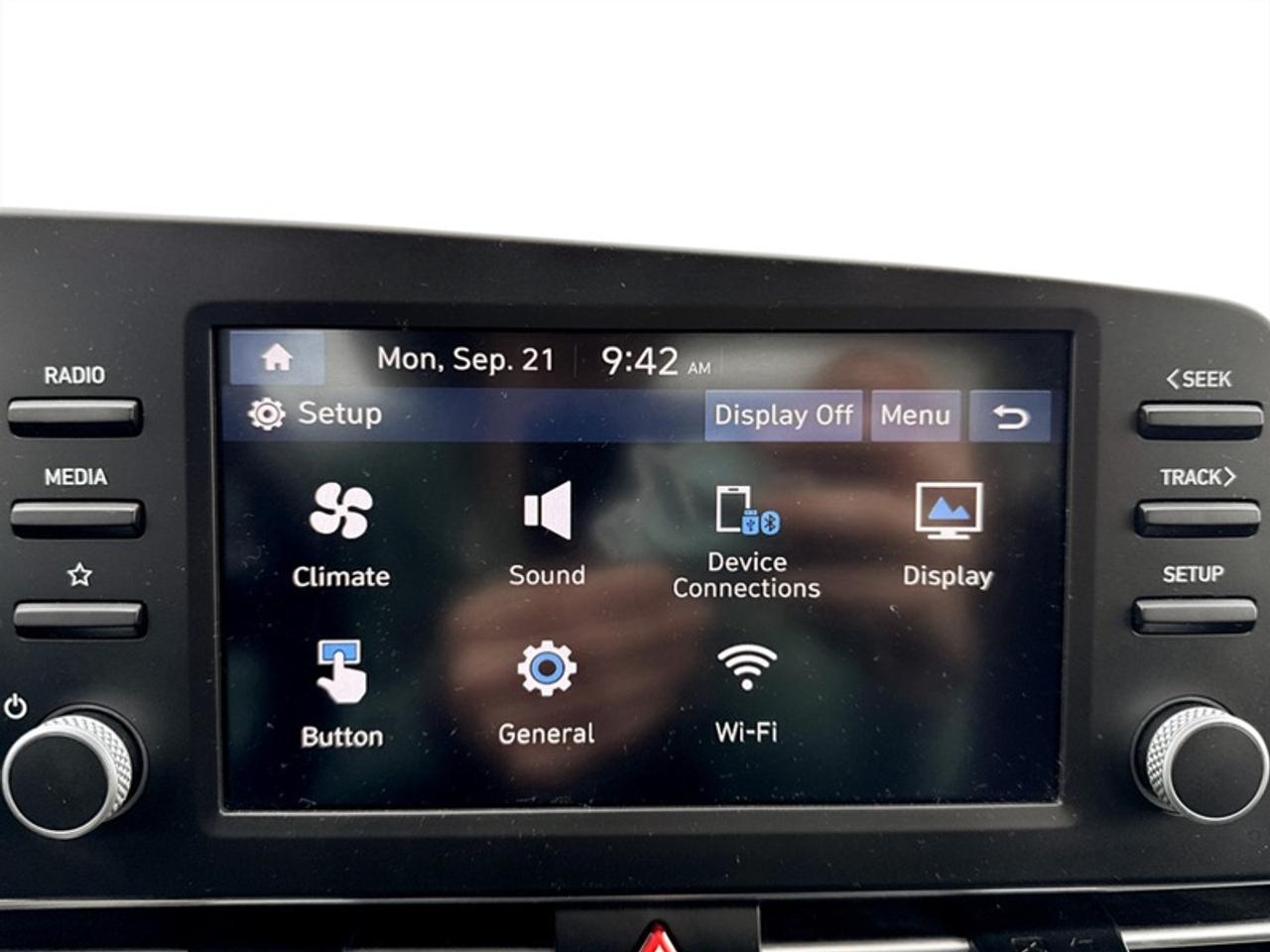 2024 Hyundai Elantra Preferred IVT  **CLEAN CARFAX** Photo