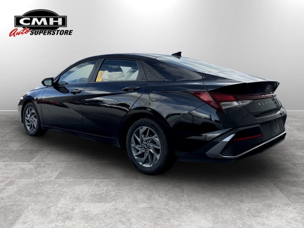 2024 Hyundai Elantra Preferred IVT  **CLEAN CARFAX** Photo