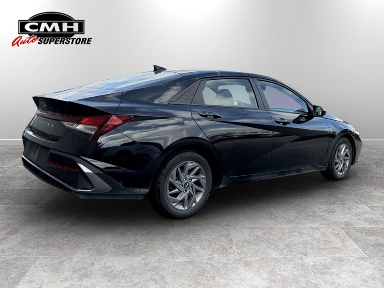 2024 Hyundai Elantra Preferred IVT  **CLEAN CARFAX** Photo