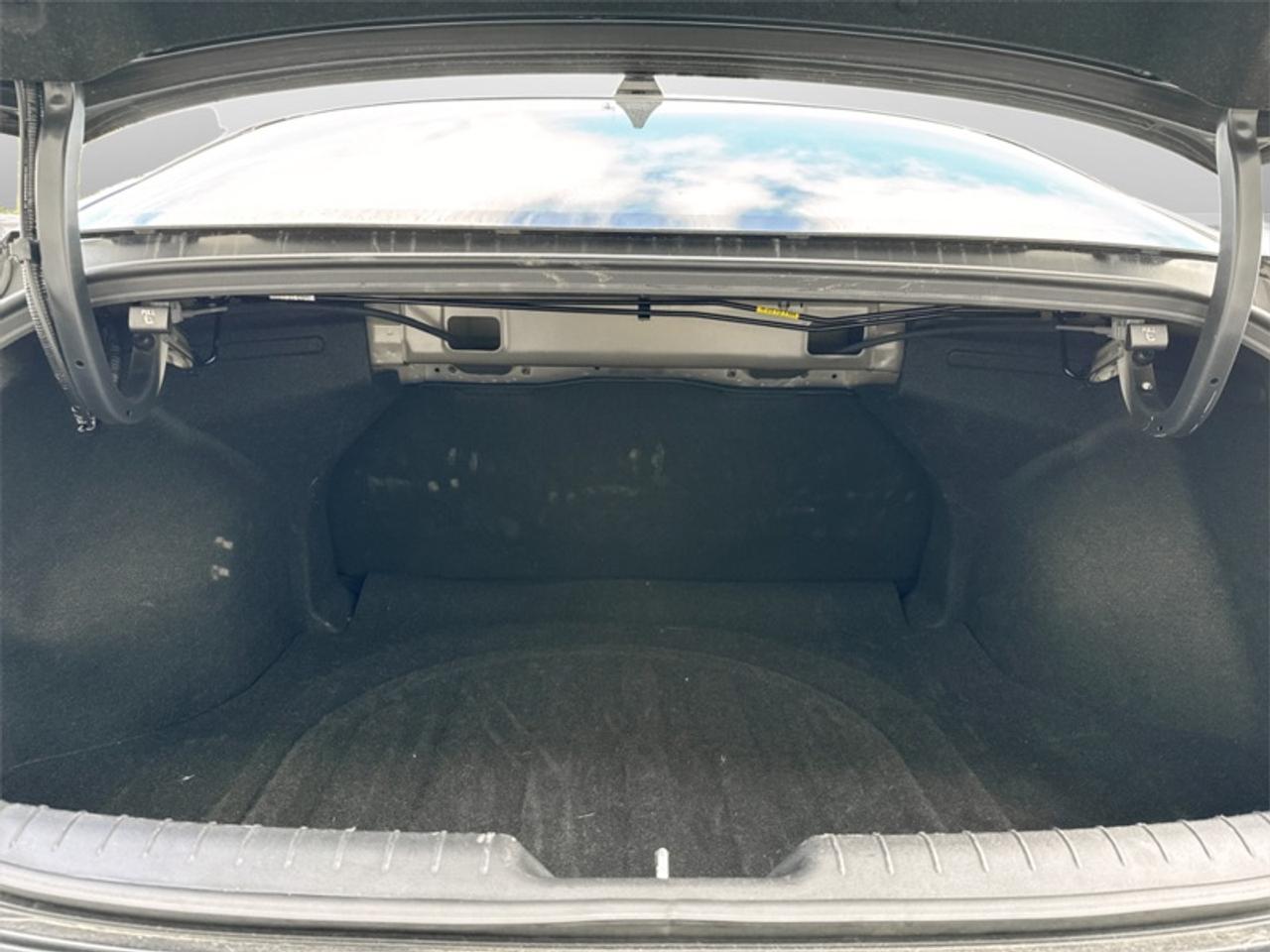 2024 Hyundai Elantra Preferred IVT  **CLEAN CARFAX** Photo