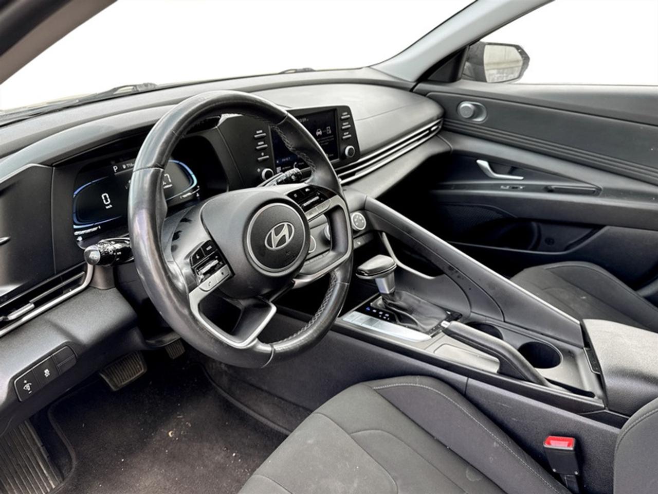 2024 Hyundai Elantra Preferred IVT  **CLEAN CARFAX** Photo