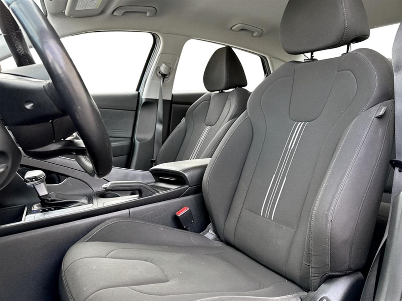 2024 Hyundai Elantra Preferred IVT  **CLEAN CARFAX** Photo