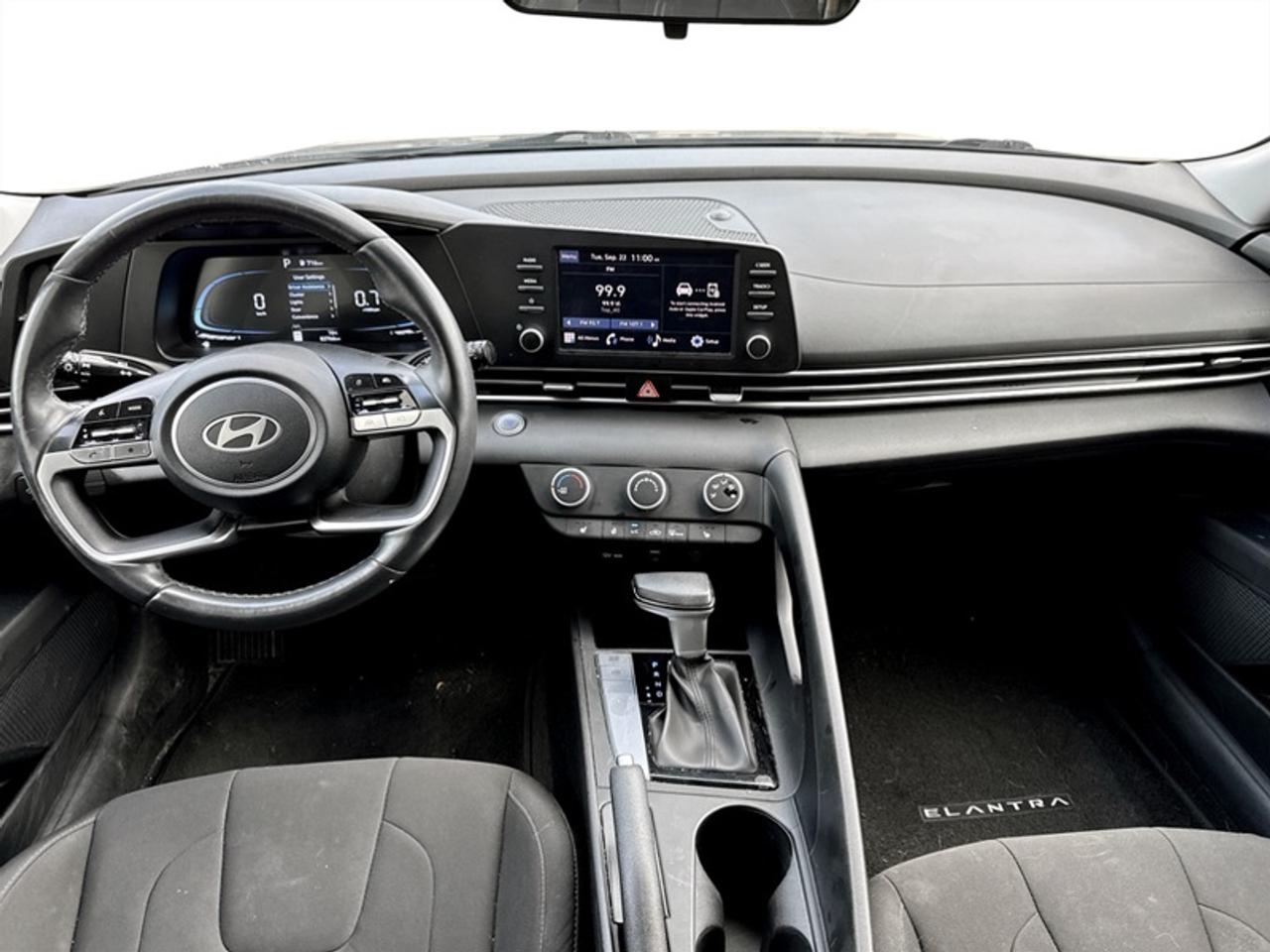 2024 Hyundai Elantra Preferred IVT  **CLEAN CARFAX** Photo