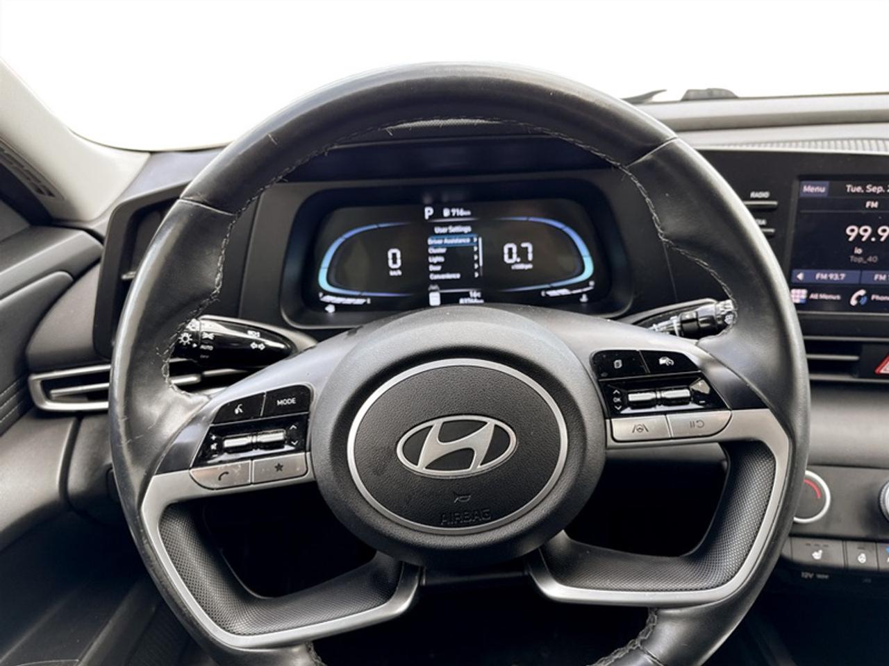 2024 Hyundai Elantra Preferred IVT  **CLEAN CARFAX** Photo