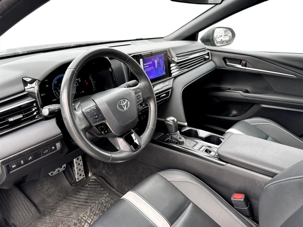 2025 Toyota Camry SE  **HYBRID** Photo