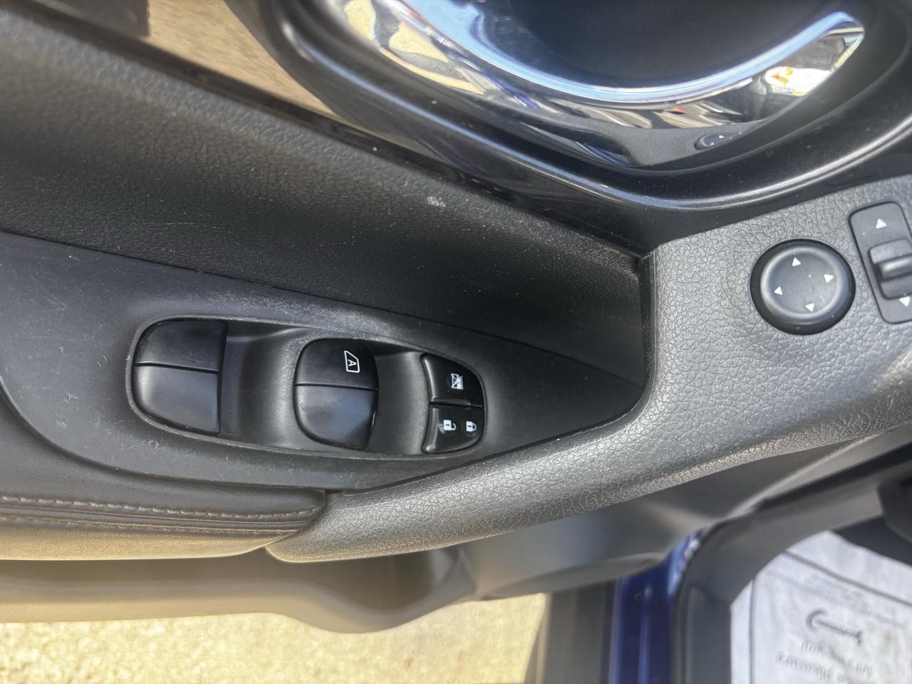 2017 Nissan Rogue SV, Front Wheel Drive, P. Seats, heated Seats Photo