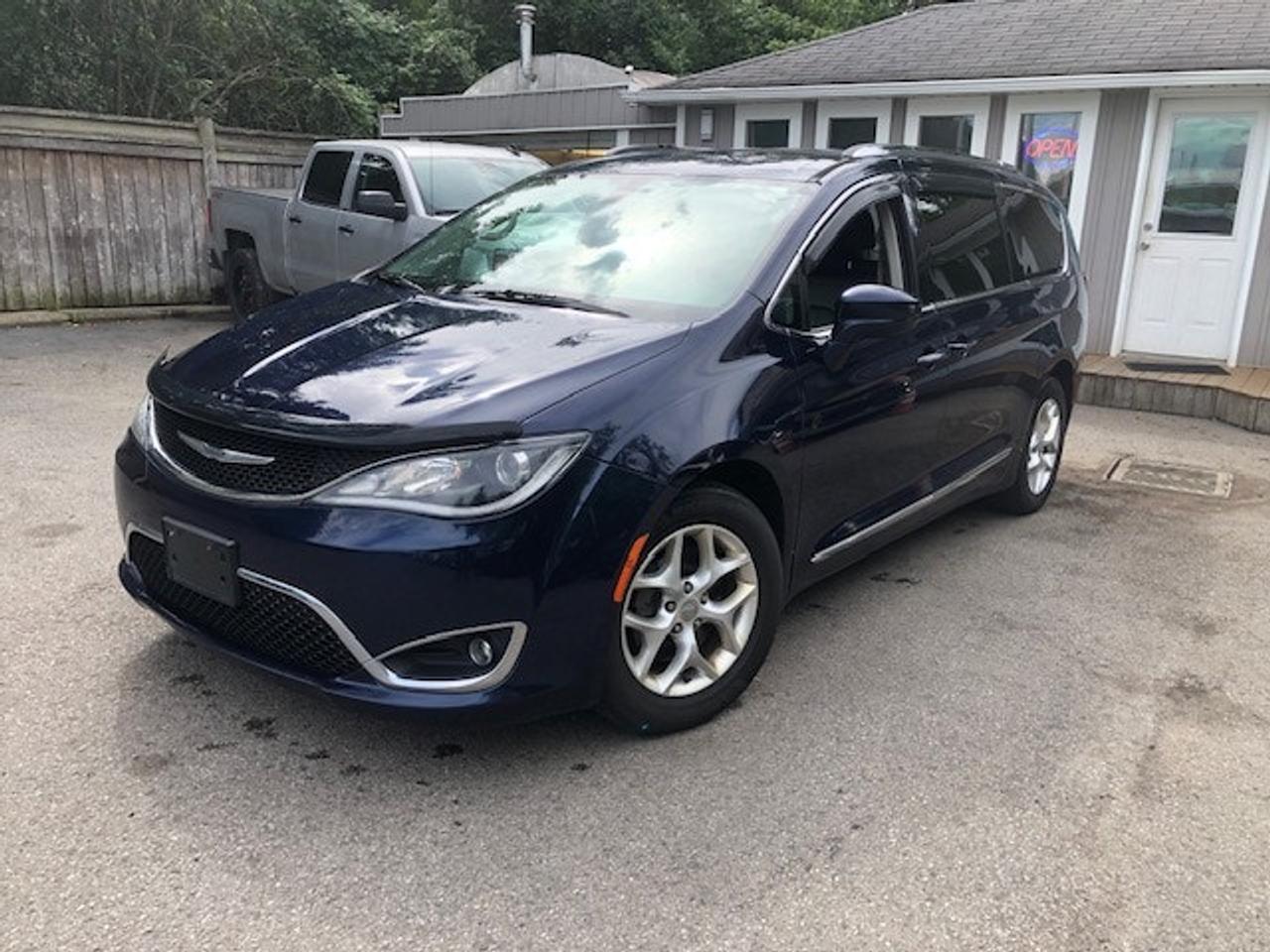 2017 Chrysler Pacifica Touring-L Plus Photo1