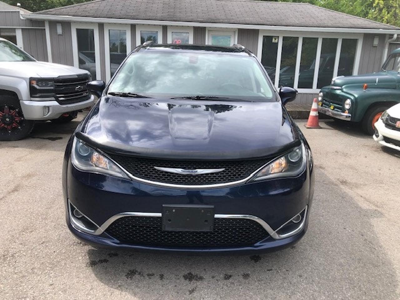 2017 Chrysler Pacifica Touring-L Plus Photo3