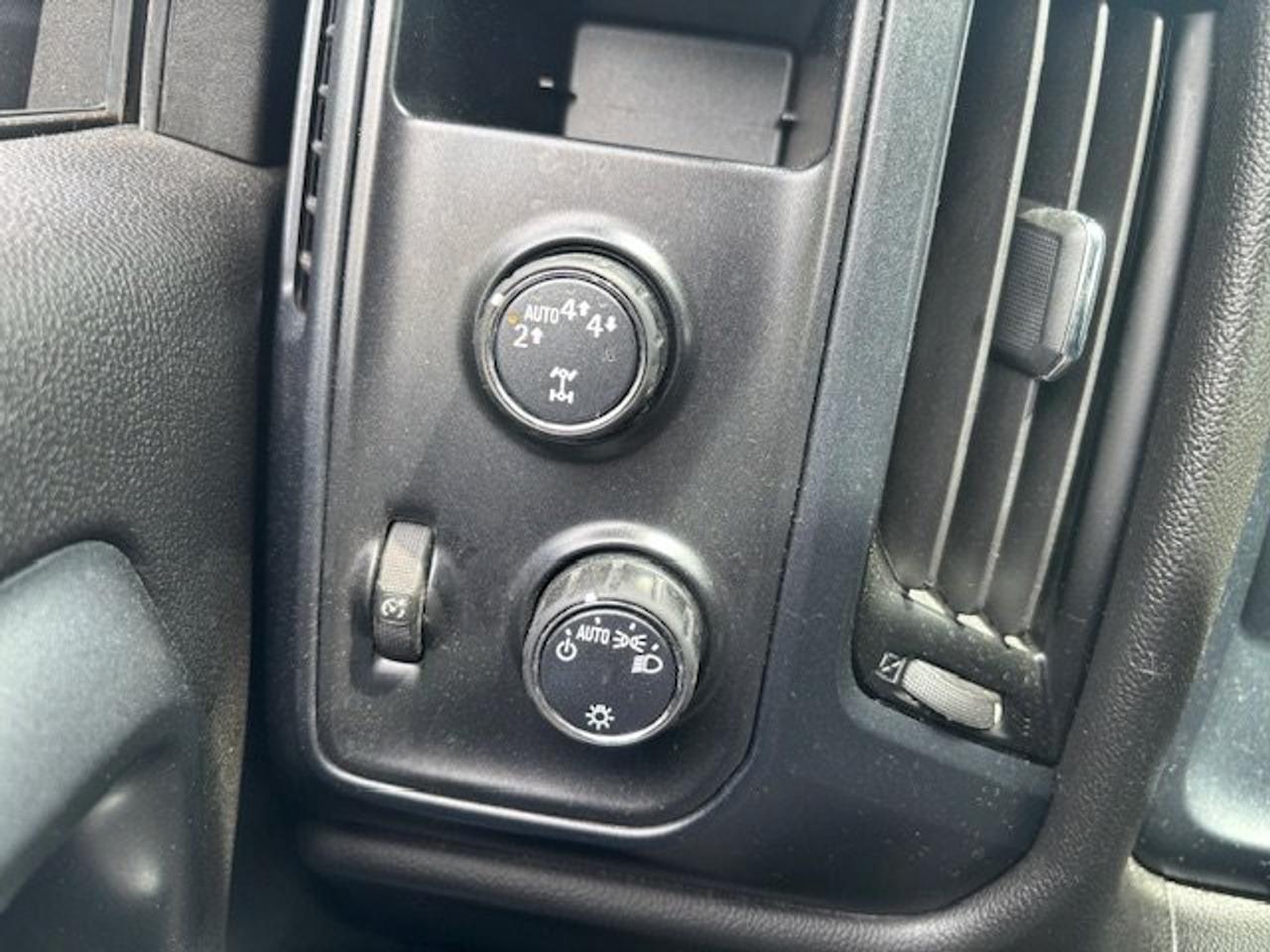 2019 Chevrolet Silverado 1500 LD Custom only 110000km no accidents 6.5 foot box Photo