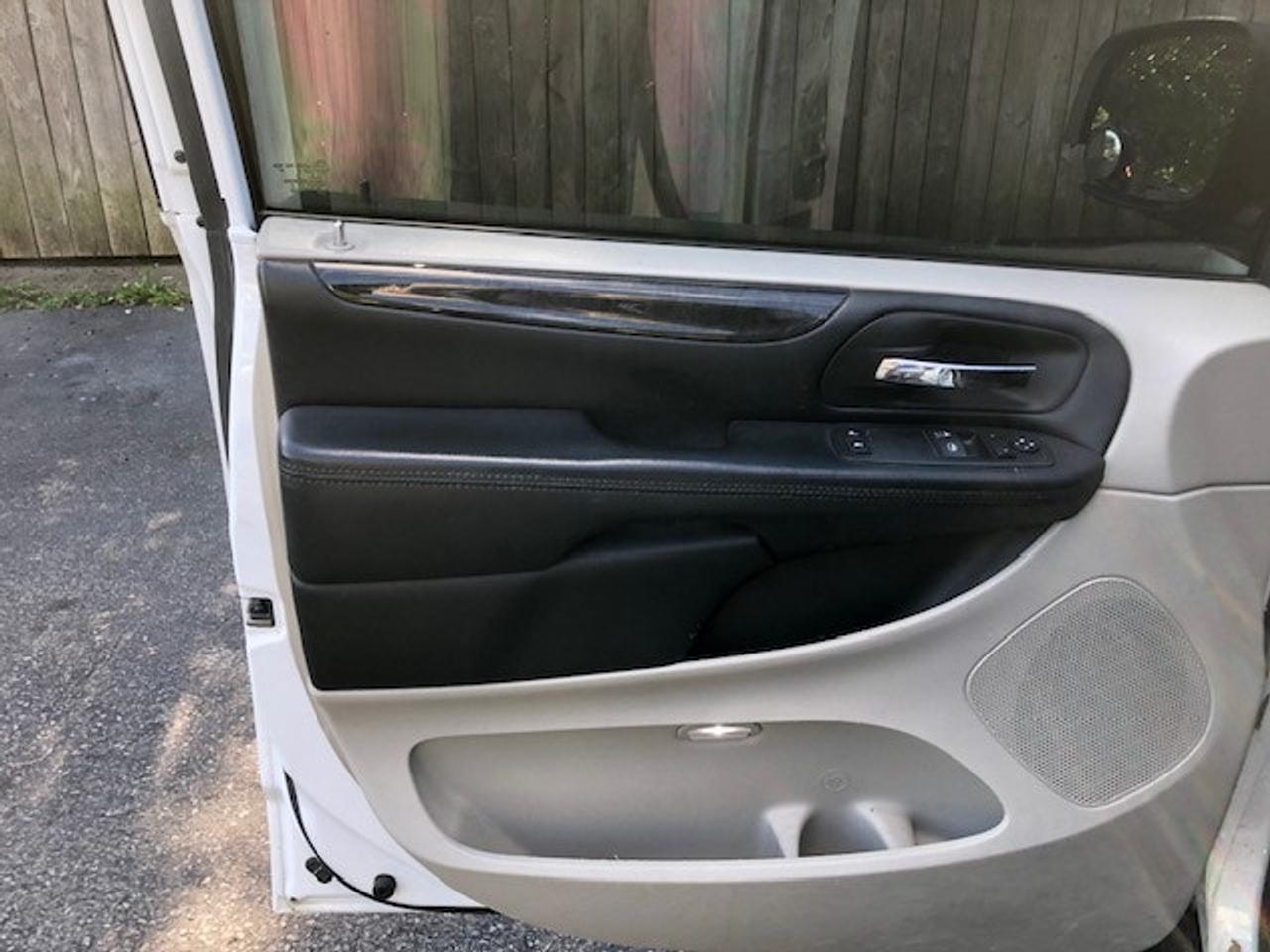 2017 Dodge Grand Caravan Canada Value Package 184000km ac blows ice cold Photo
